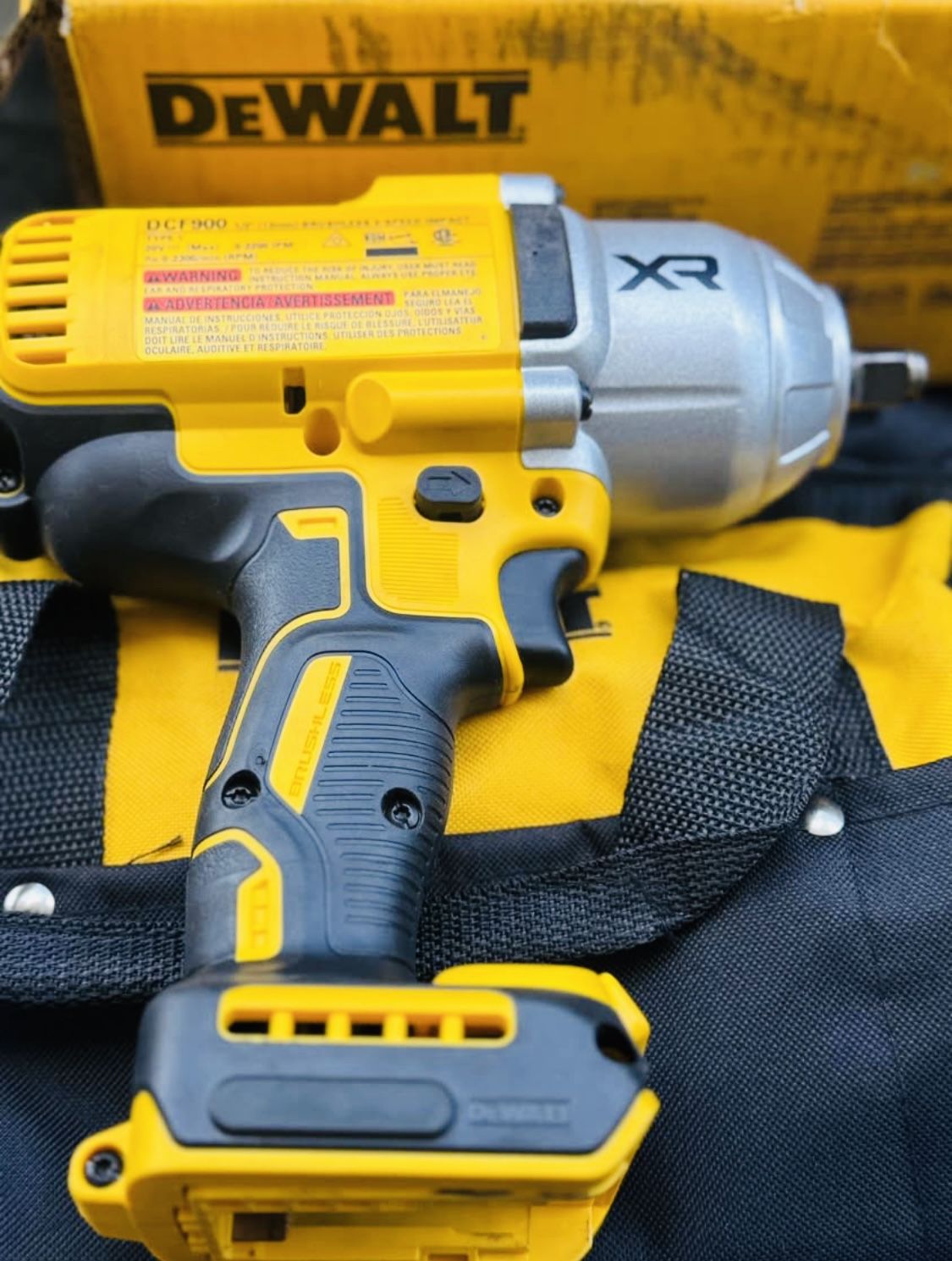 Dewalt 20V MAX Lithium-lon Cordless 1/2 in. Impact Wrench with 20V 5.0Ah Bat and charger