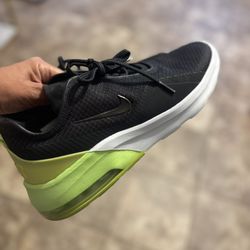 Men’s Nikes Size 91/2