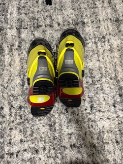 Skis, Crispi, yellow red black, mondo 28.0.          USA ms 10.           Euro 9