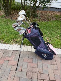 Ladies Spalding tour XL limited golf club set.  Complete right handed set with Titleist  golf bag