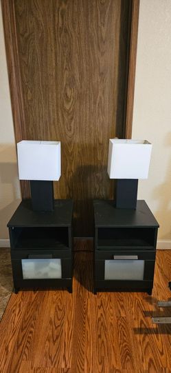 Free 2 end tables and 2 lamps