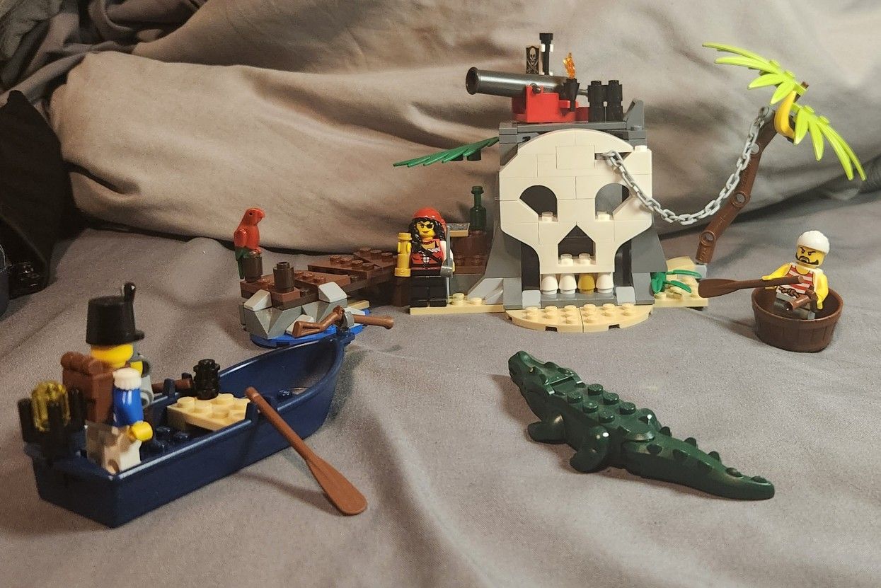LEGO Pirates 70411 Treasure Island - 100% Complete with Minifigures and Manual
