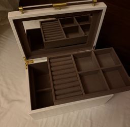 Kendra Scott jewelry box
