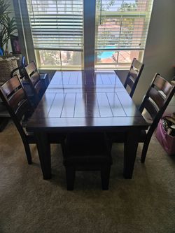 Ashley Furniture Dinning Room Table With 4 Chairs, Bench, and Leaf 72X42 Plus Leaf 84X42