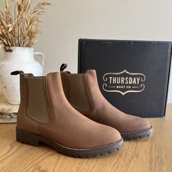 Unworn Women’s Waterproof Chelsea Pull Up Boots Size 9