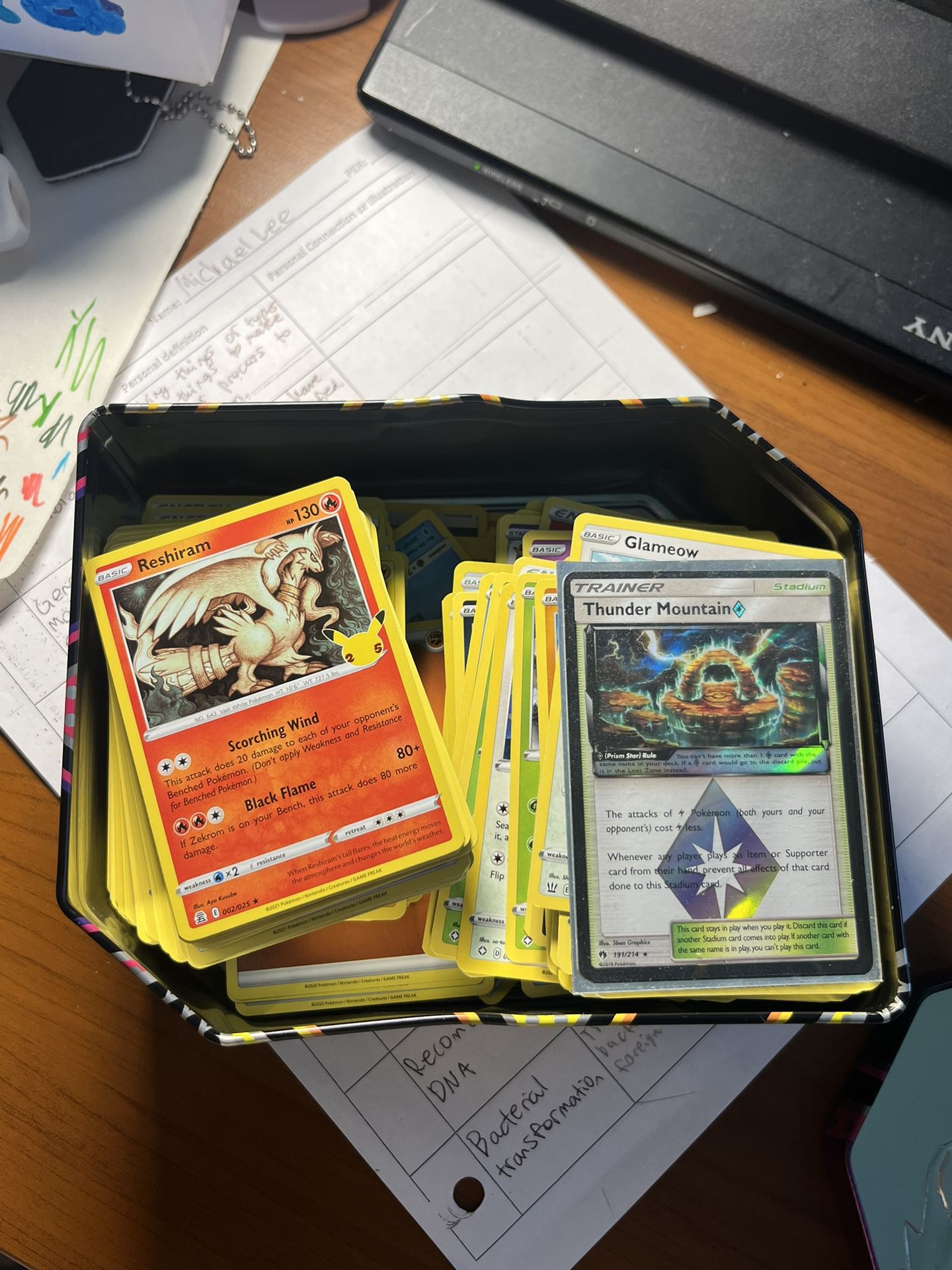 Random Pokemon cards with tin