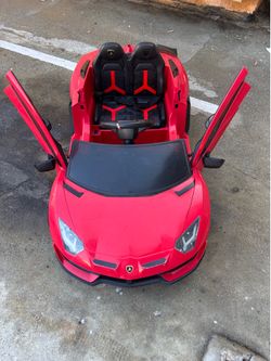 Hetoy 12V licensed Lamborghini Aventador ride-on toy car featuring hydraulic doors that swing open.