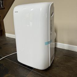 Toshiba 12 000 BTU (8 000 BTU DOE) 115V Portable Air Conditioner RAC-PD1213CWRU