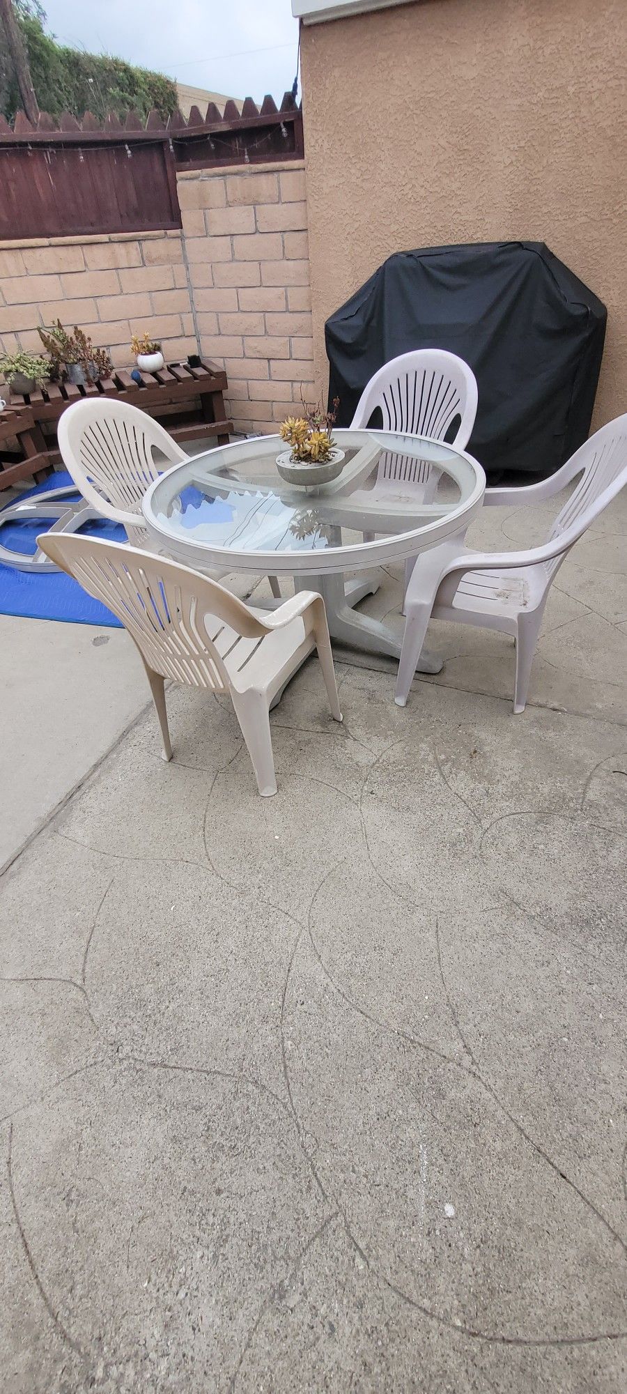 Rubbermaid Style Outdoor Patio Glass Table And Chairs