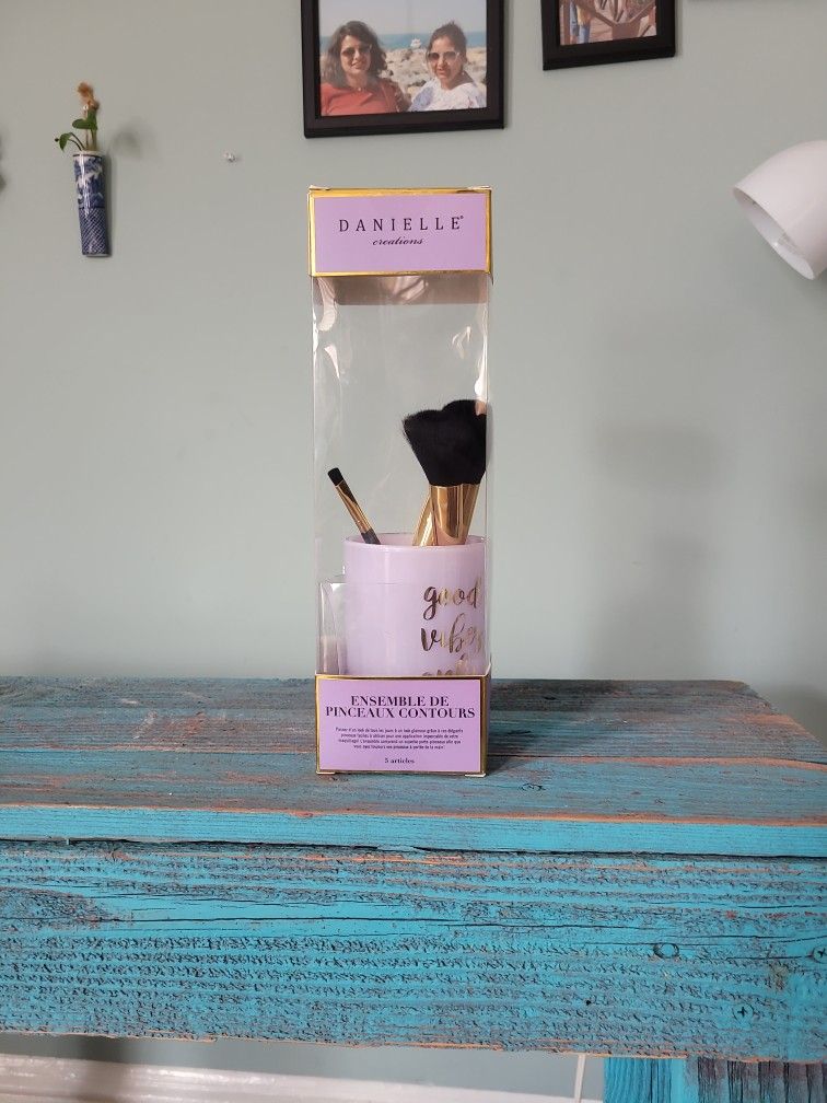 Danielle Creations 5-Piece Contour Makeup Brush Set Gold & Black Brush Holder NEW
