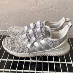 Men’s Adidas Shoes size 11. Still in new shape  