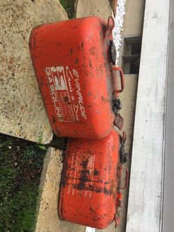 Evinrude gas cans