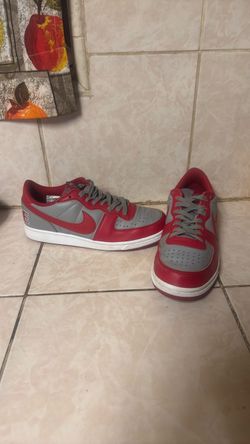 Nike Low-Top Sneakers Gray and Red
