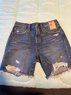 Woman’s Levi Shorts 