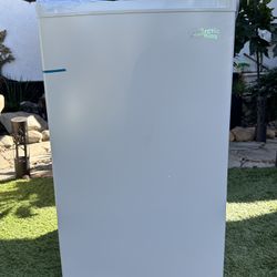 Arctic King 3.0 Cu ft Upright Freezer 