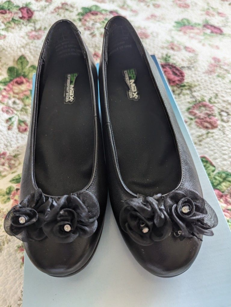 New black shoes Size 7,5, Color Black