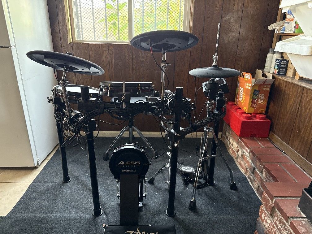 Alesis Strata Club With Hi-hat Stand & Double Pedals