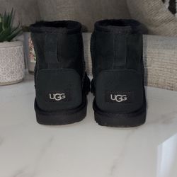 black ugg mini’s