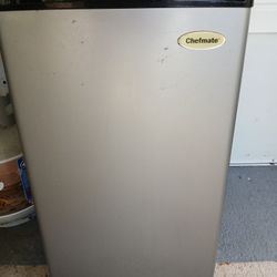 Chefmate  Refrigerator  3.2cu
