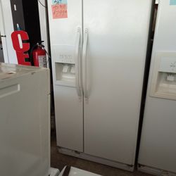 Whirlpool Side By Side Refrigerator White Excellent .Warranty . Delivery Available . 2203 Fowler St. 33901