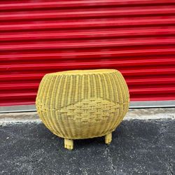 WICKER COFFEE TABLE/ IN GREAT CONDITION 