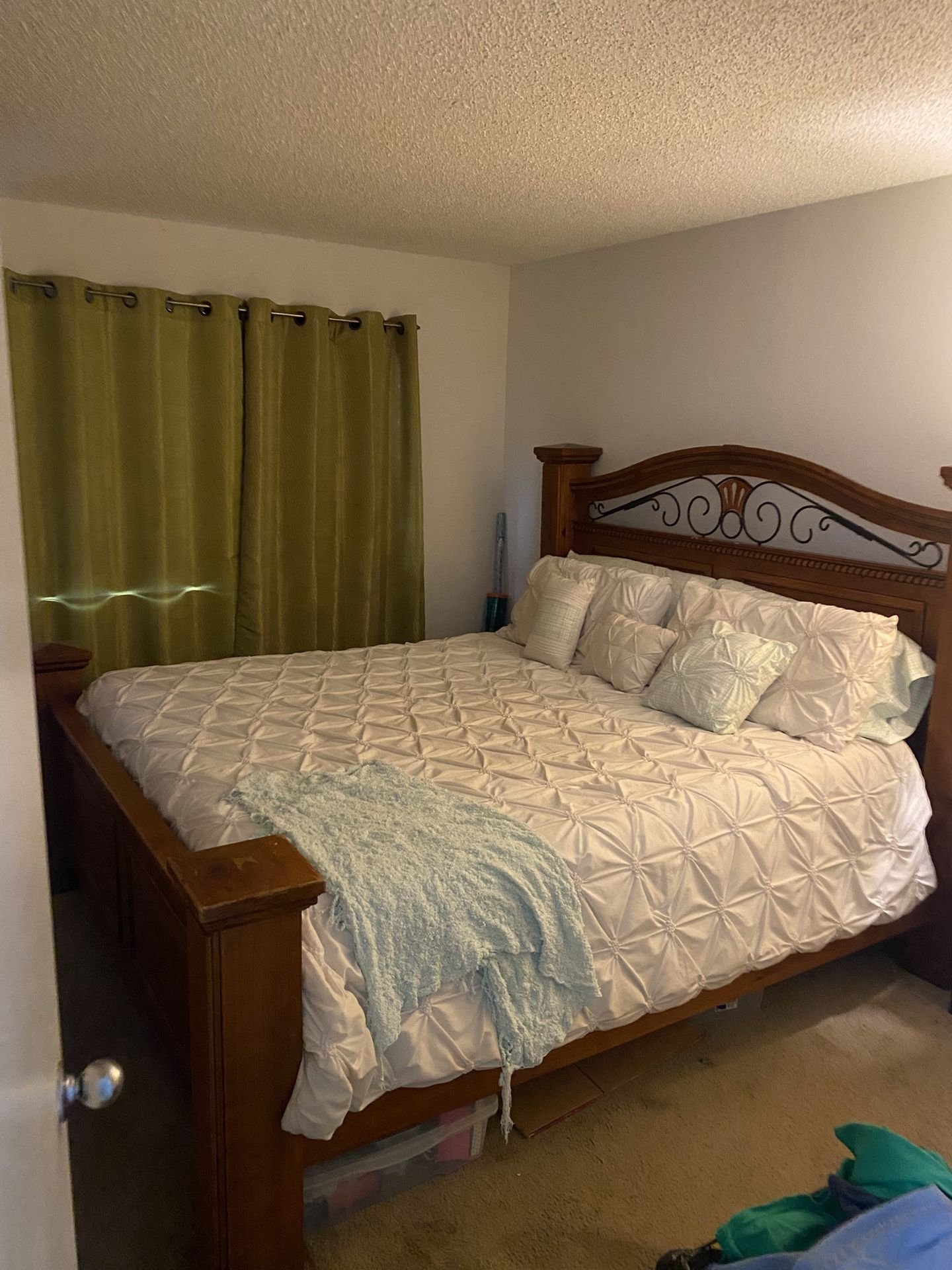 King Sizes Wood Frame Bed With Mattress