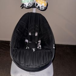 4 moms Mamaroo baby swing