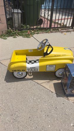 Yellow radio dispatched Tax city taxi metal car