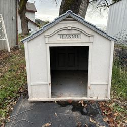 Used Suncraft Dog House - Large Up To 100 Lbs. Pending Pick Up On Friday 