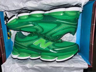 New balance x anime biblioteca “glow in dark”