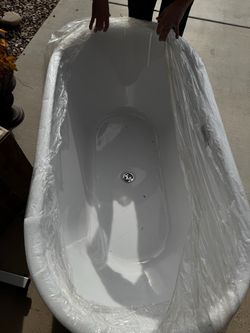 White Freestanding Soaking Bathtub