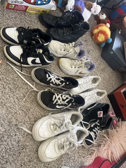 Girls Shoe Sizes 2.5-5 *READ DESCRIPTION *