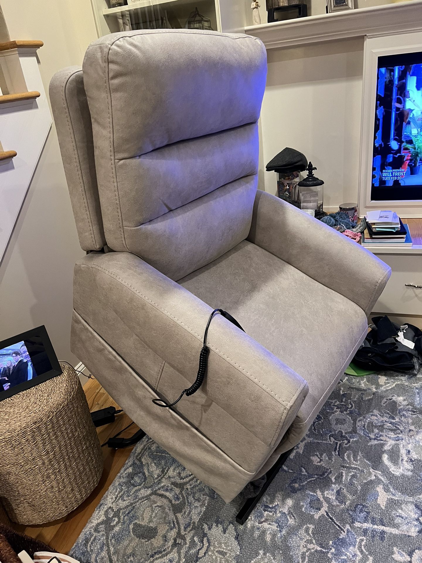 Electric Recliner / Lift Chair - Like NEW