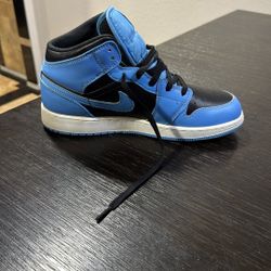 Jordan 1 Mid University Blue Black