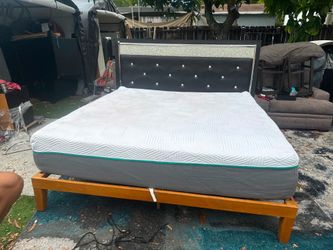Cama king de madera negra y silver