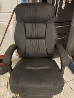 black gaming / office chair