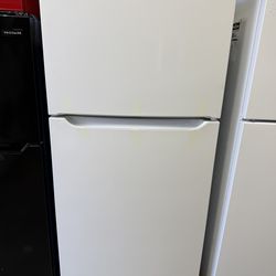 New open box Frigidaire 18.3-cu ft Standard-Depth 30-in Wide Top-Freezer Refrigerator (White ) Garage Ready