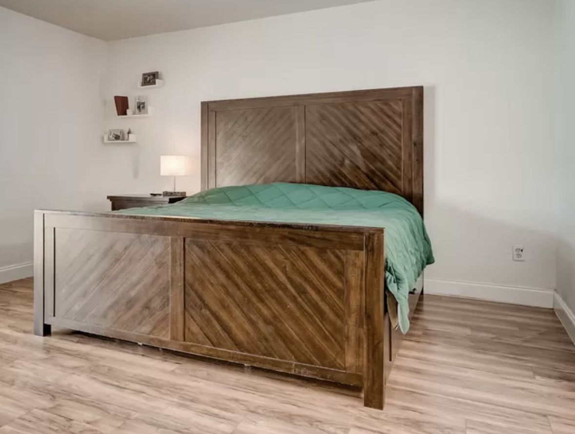 KING SIZE BED + 1 NIGHTSTAND 