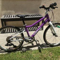 Woom 4 - 20” Kids Bike -Super Lightweight **Like New**