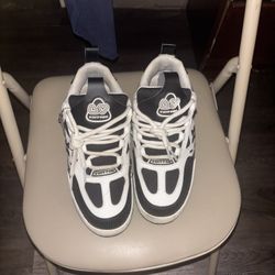 Lv stakes slightly warn size 8