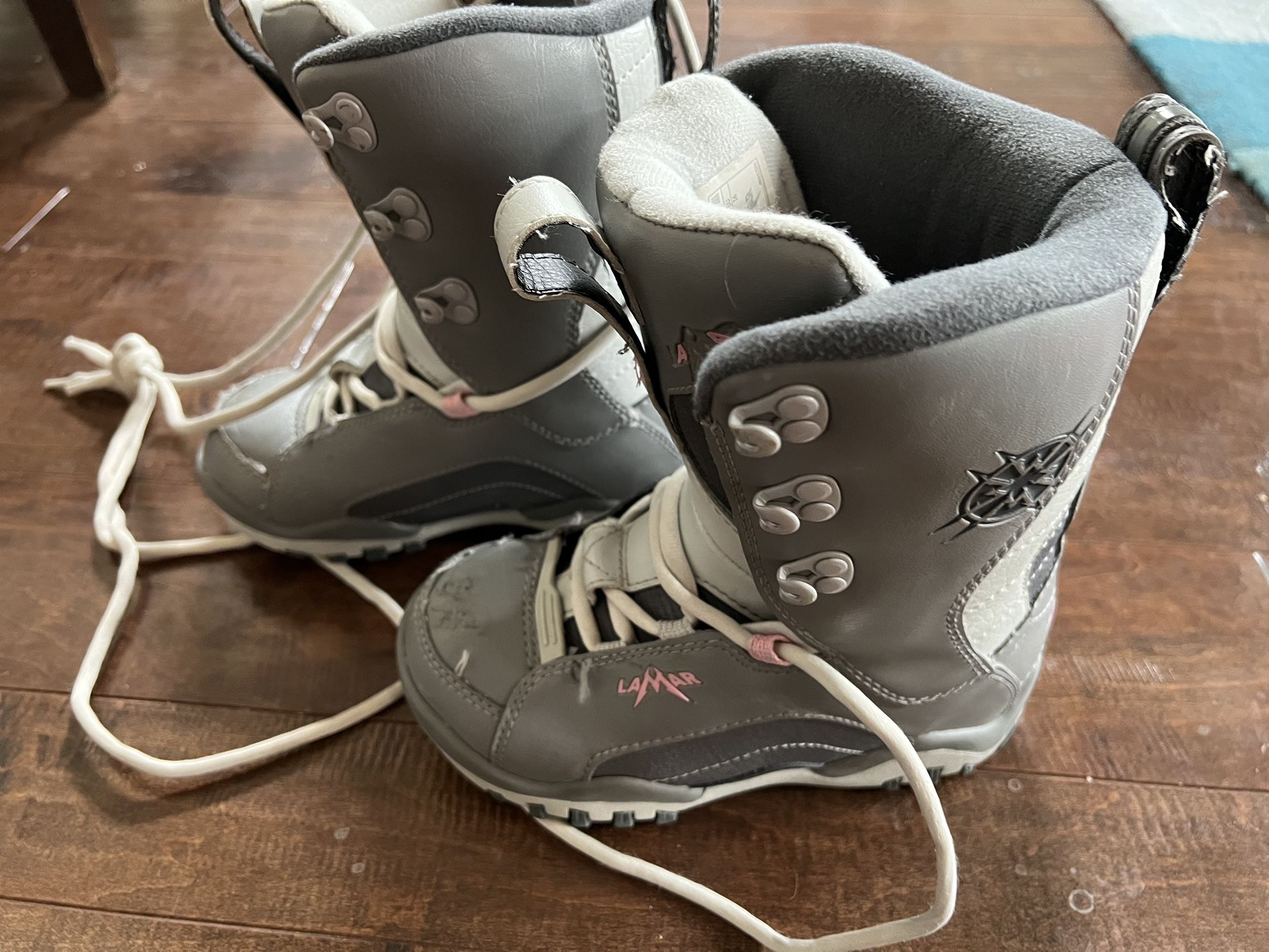 Kids snowboard boots size 4