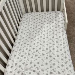 Fisher price crib w/mattress and fitted sheet
