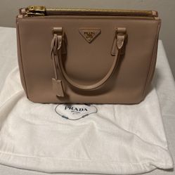 Medium Prada Galleria Saffiano leather bag