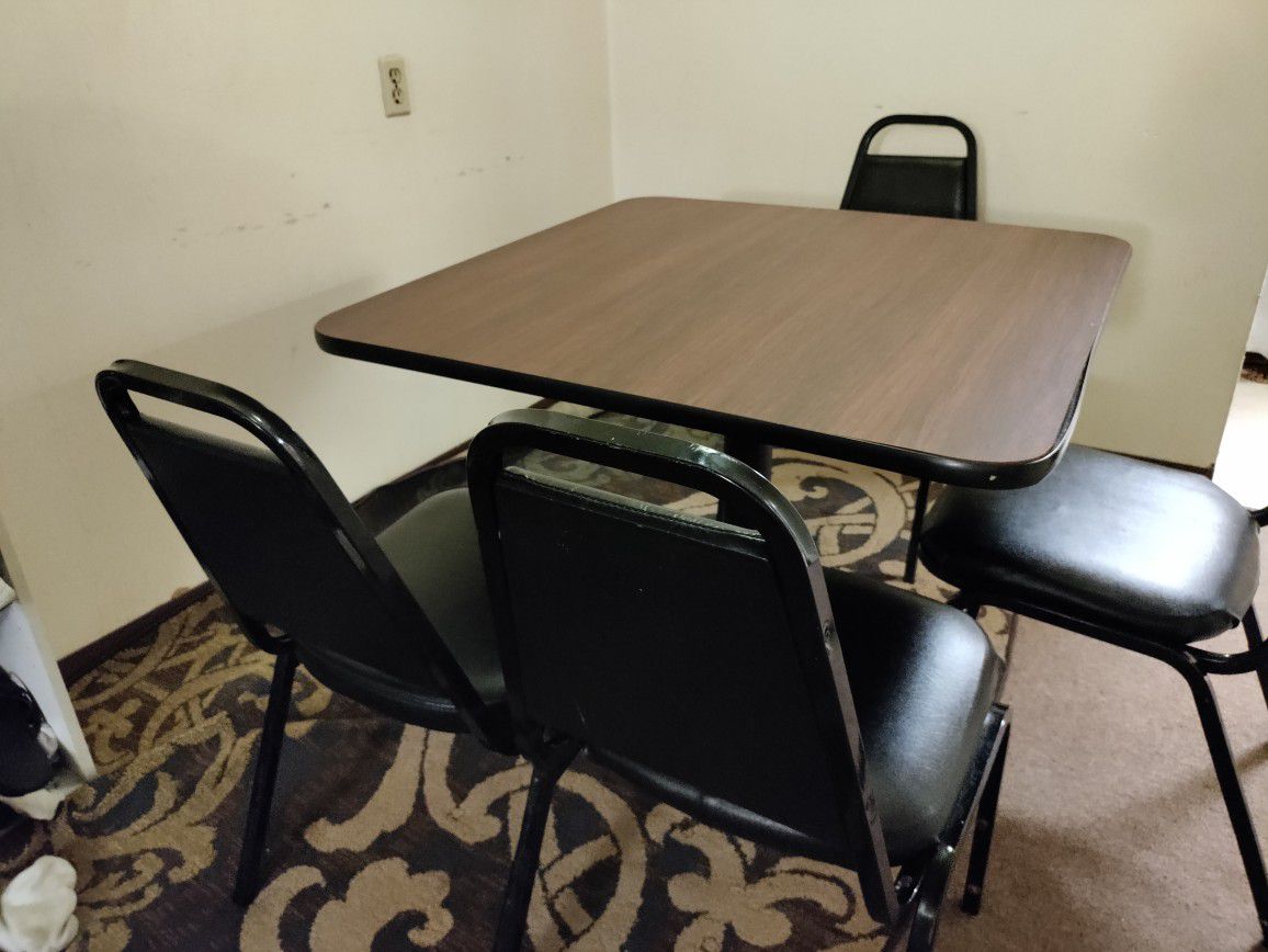 Dining Table With Four Leather Chair S