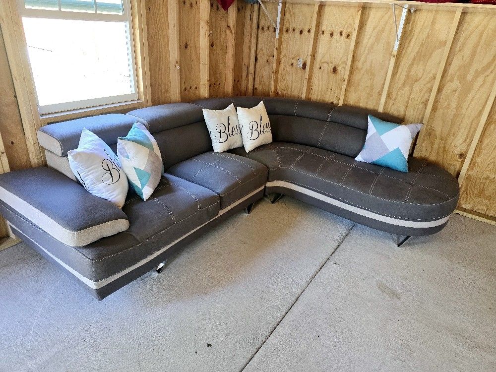 SECTIONAL SOFA GREAT CONDITION SUPER CLEAN AND COMFY NO PETS NO SMOKE