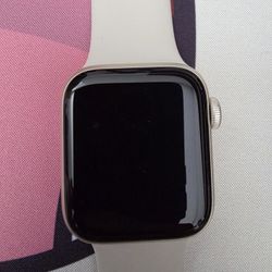 Apple Watch SE GPS And Cellular.