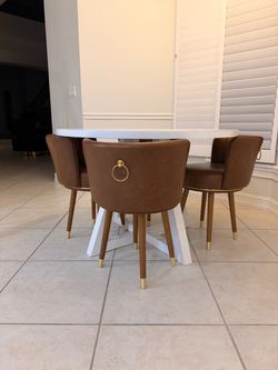 Lunch table with 4 lather chairs perfect condition