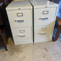 2 Filing Cabinets 