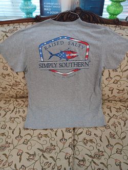 Simply Southern Women's Short Sleeve Tshirt Size Large Flagfish Gray