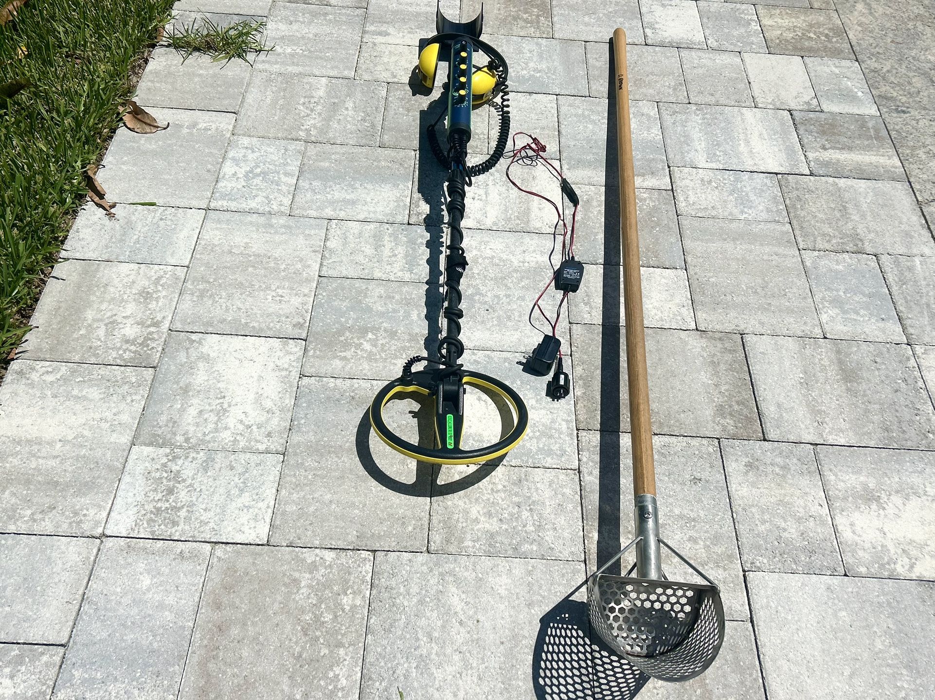 Minelab Excalibur II Metal Detector + Shovel And Charger Like New